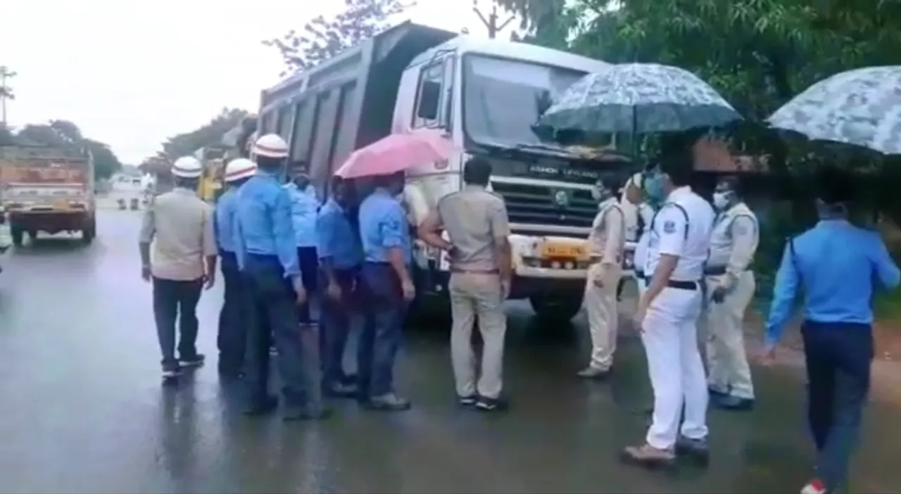 बीरभूम सीमा पर जब्त की गई पत्थर लदी 12 ओवरलोड डंपर