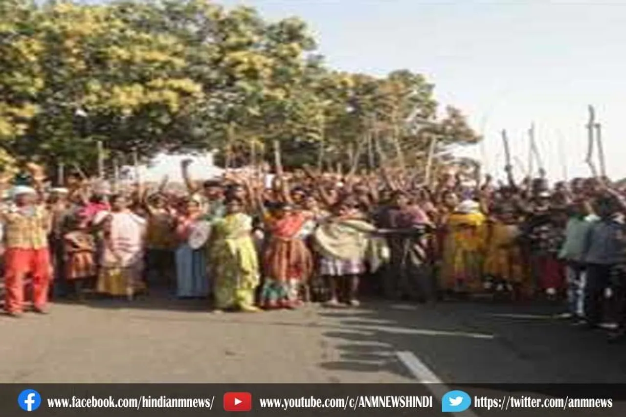 आदिवासियों ने स्थानीय सड़क जाम किया