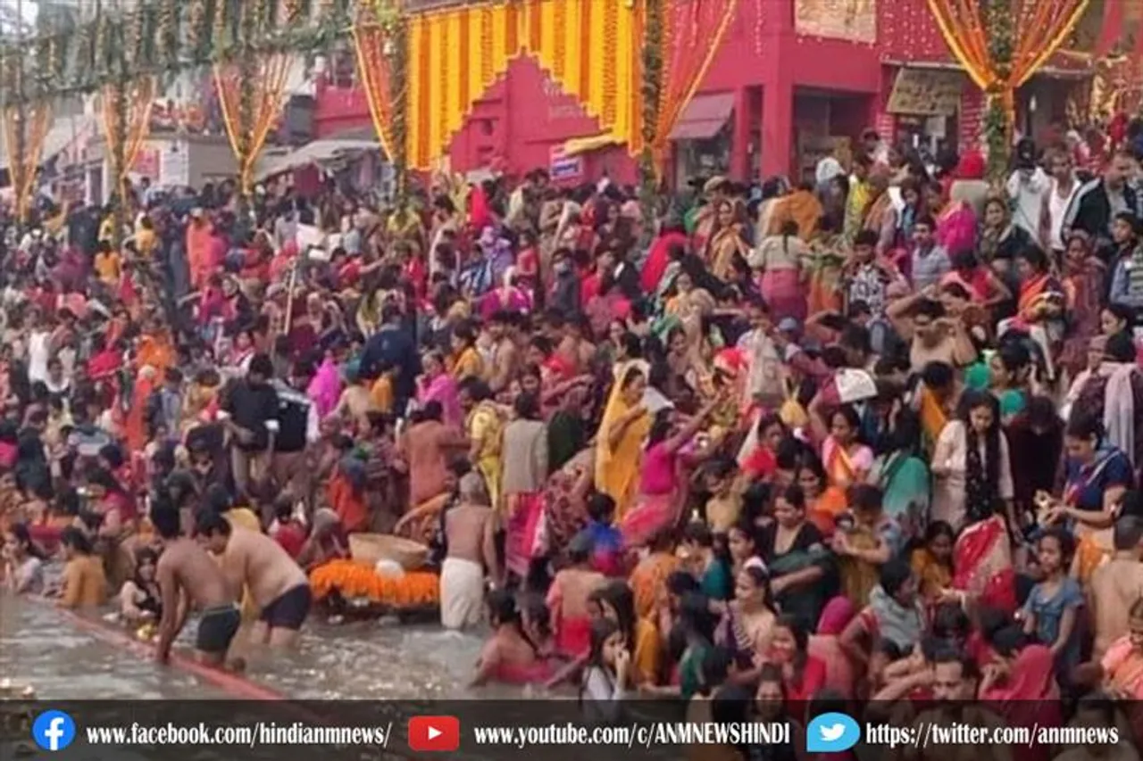 श्रद्धालुओं और संतों ने गंगा में लगाई पवित्र डुबकी