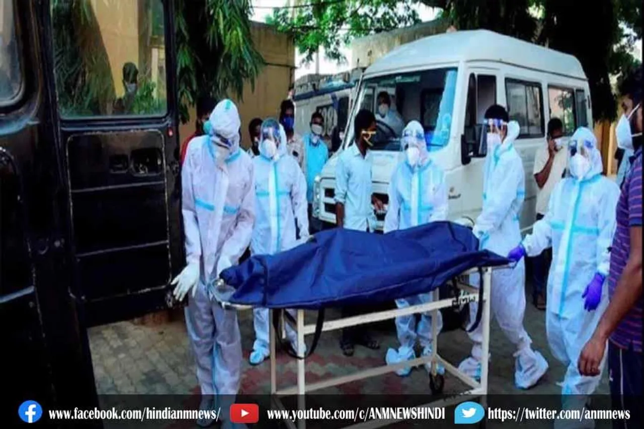 लगातार दूसरे दिन लगभग 900 लोगों की मौत