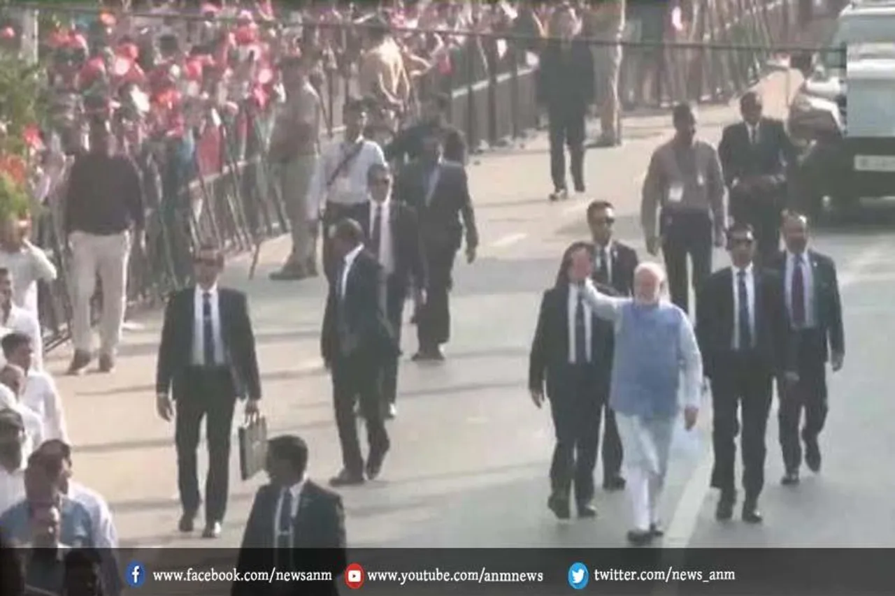 पीएम मोदी की झलक पाने के लिए पोलिंग स्टेशन के बाहर उमड़ी भीड़