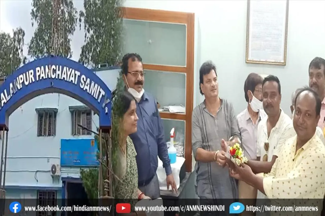 विधान उपाध्याय का सालानपुर पंचायत समिति ने फूलो का गुलदस्ता देकर किया स्वागत
