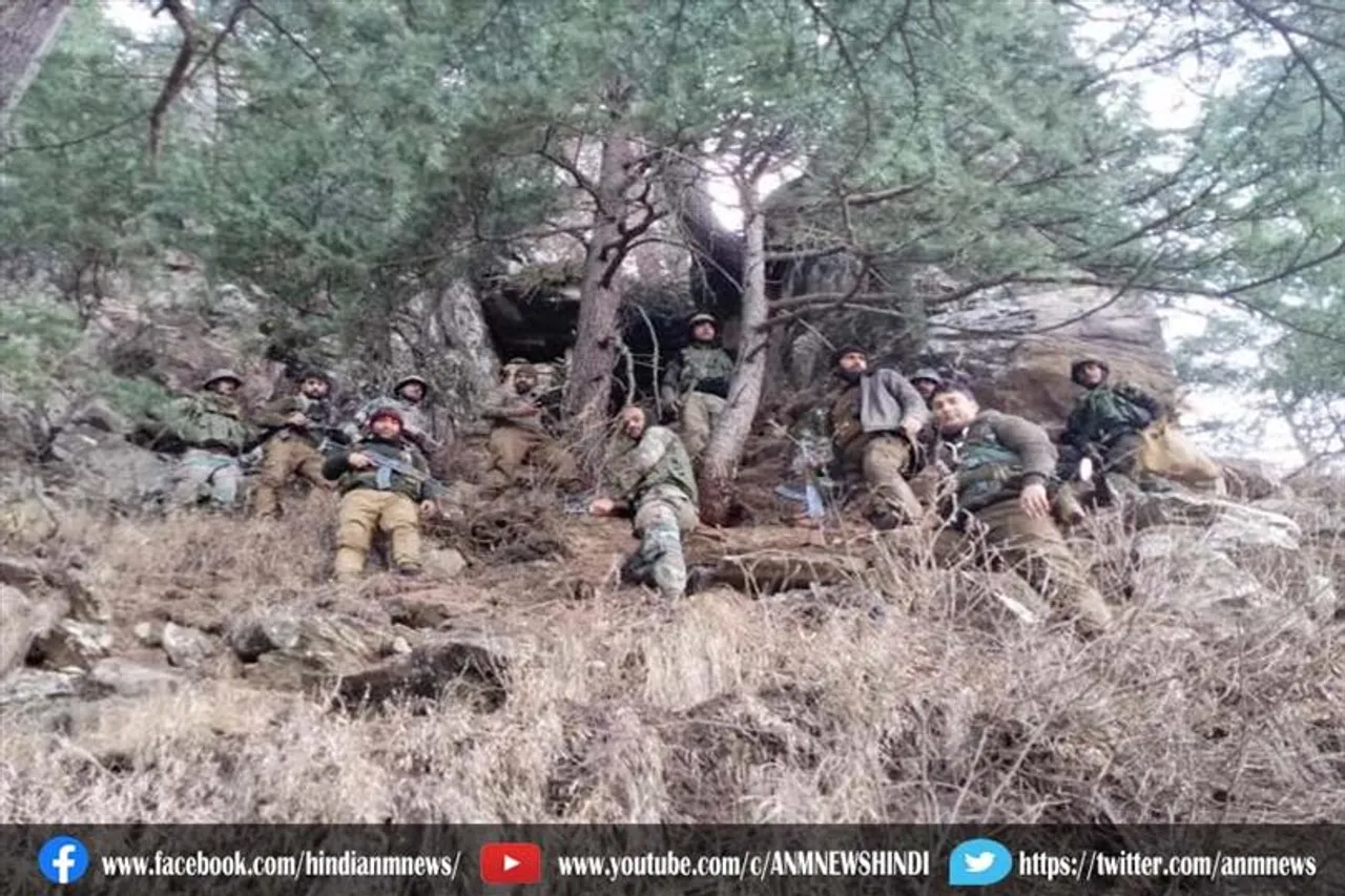 सुरक्षा बलों ने आतंकी ठिकाना ध्वस्त कर हथियार और असलहा बरामद किया