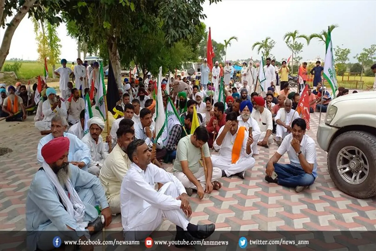 धान की खरीद बंद करने पर किसानों का फूटा गुस्सा