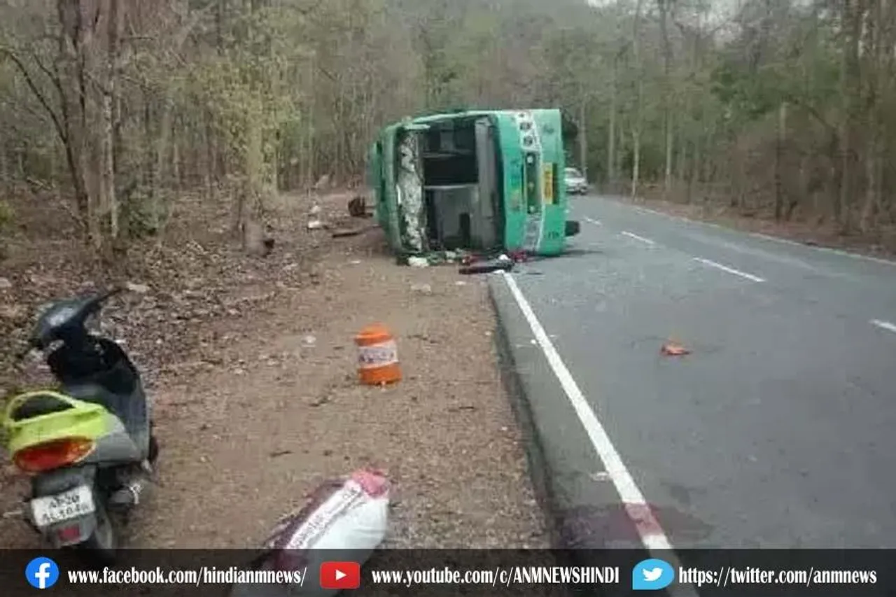 अनियंत्रित होकर पलटी बस