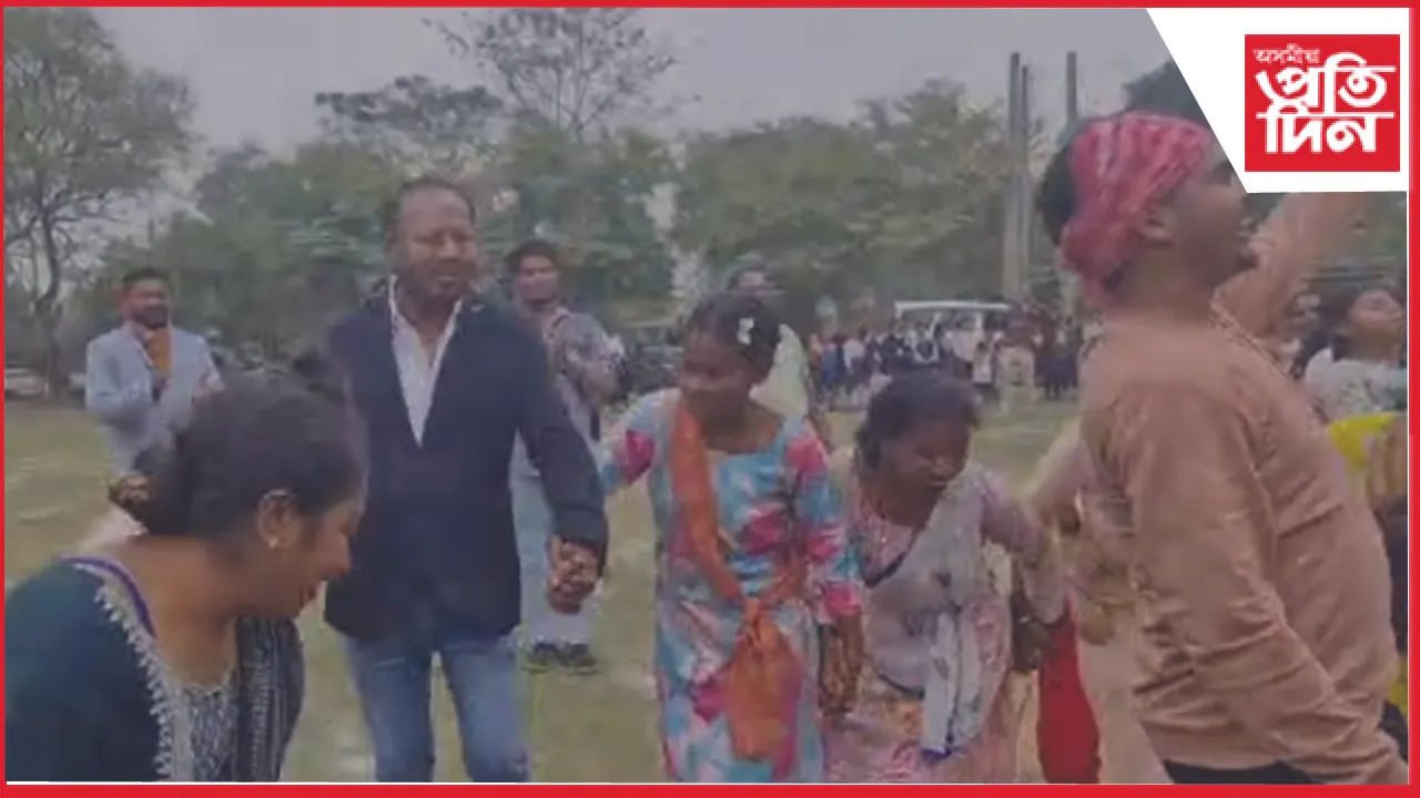 বিশ্ব দৰবাৰত প্ৰতিষ্ঠাৰ লক্ষ্য : টুপিয়াত চলিছে সমষ্টি ভিত্তিক ঝুমুৰ নৃত্যৰ প্ৰশিক্ষণ