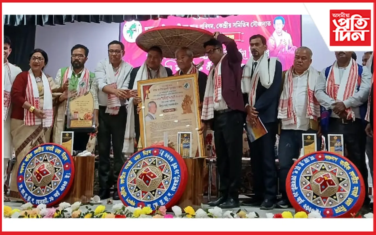 চলচ্চিত্ৰ পৰিচালক জাহ্নু বৰুৱাক ‘মঘাই ওজা বঁটা’ প্ৰদান