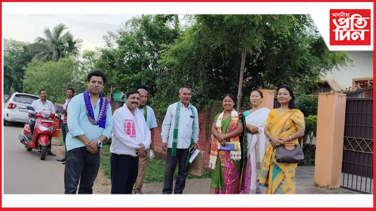 আম আদমী পাৰ্টিৰ প্ৰাৰ্থীৰ হৈ ঘৰে ঘৰে প্ৰচাৰ অভিযান ৰাজেশ শৰ্মাৰ