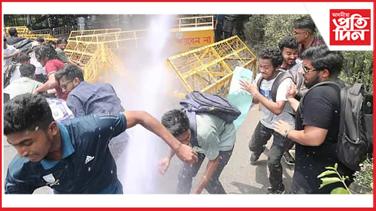 বাংলাদেশৰ পুনৰ ছাত্ৰ বিপ্লৱঃ শিক্ষক, শিক্ষাৰ্থীৰ ওপৰত চলিল ইউৱনুছৰ আৰক্ষীৰ বৰ্বৰতা 