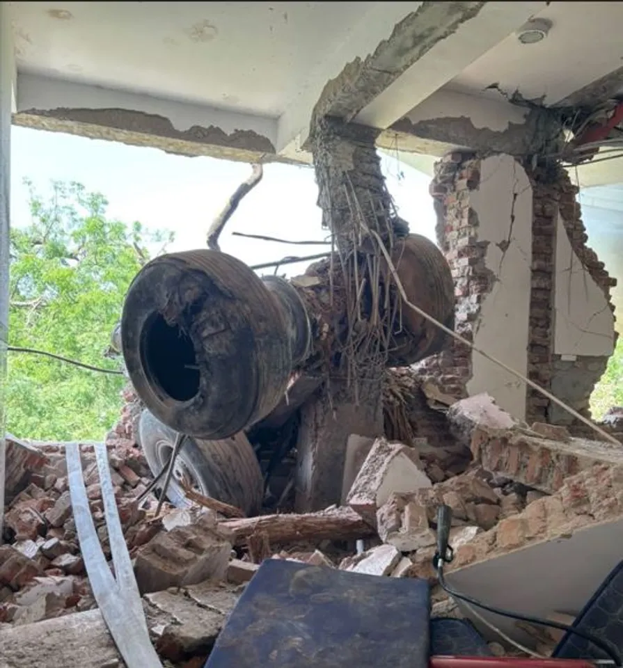 অট্টালিকাৰ ধ্বংসাৱশেষৰ মাজত এয়া অভিশপ্ত বিমানখনৰ চকা।  মাত্ৰ ৫ মিনিট পূৰ্বে উৰণৰ বাবে এই চকাই চলিছিল ৰাণৱে'ত। 