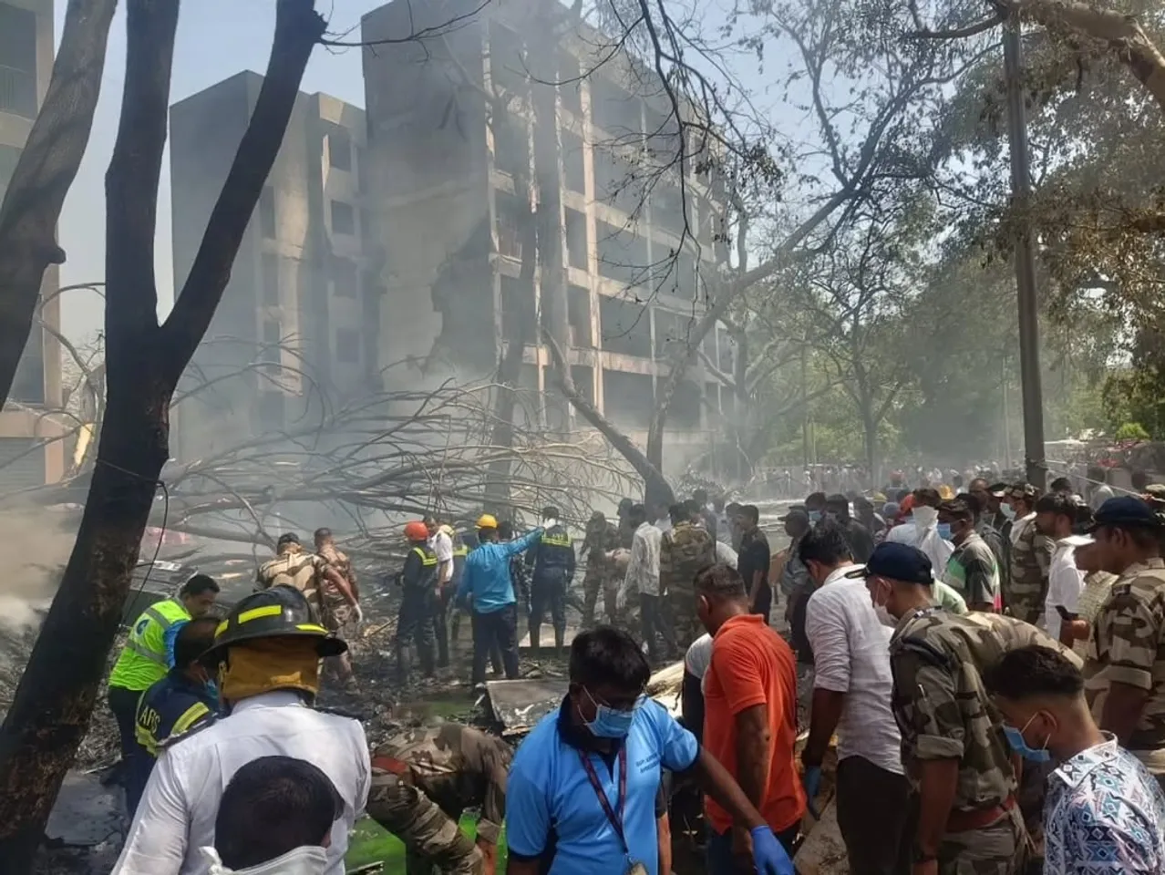 এই অট্টালিকাতেই খুন্দা মাৰিছিল বিমানখনে। জ্বলি উঠিছিল সমগ্ৰ অঞ্চলটো। অগ্নি নিৰ্বাপক বাহিনী, উদ্ধাৰকাৰীয়ে চলাইছে উদ্ধাৰ অভিযান। 