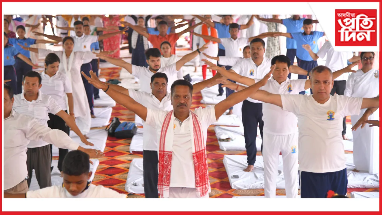 বিশ্বনাথত একাদশ আন্তঃৰাষ্ট্ৰীয় যোগ দিৱসৰ কাৰ্যসূচীত মন্ত্ৰী অশোক সিংহলৰ অংশগ্ৰহণ