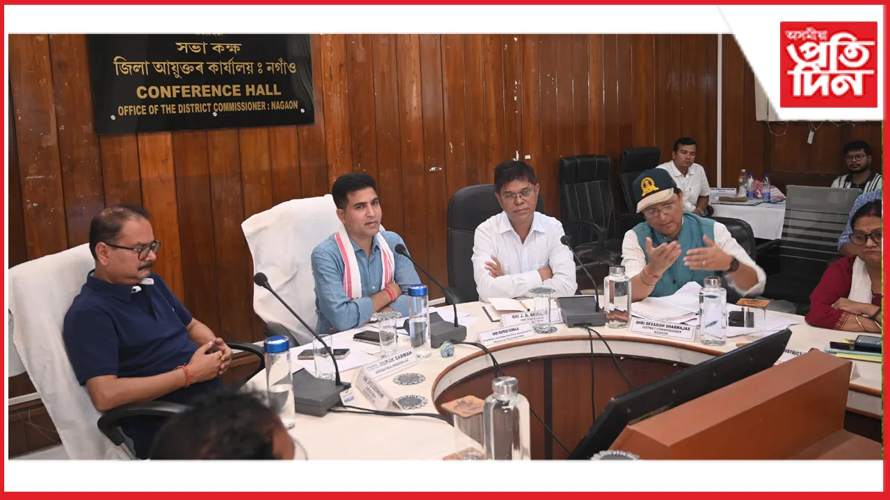 নগাঁও জিলা আয়ুক্ত কাৰ্যালয়ৰ সভা কক্ষত মন্ত্ৰী ৰূপেশ গোৱালাৰ পৰ্যালোচনা বৈঠক