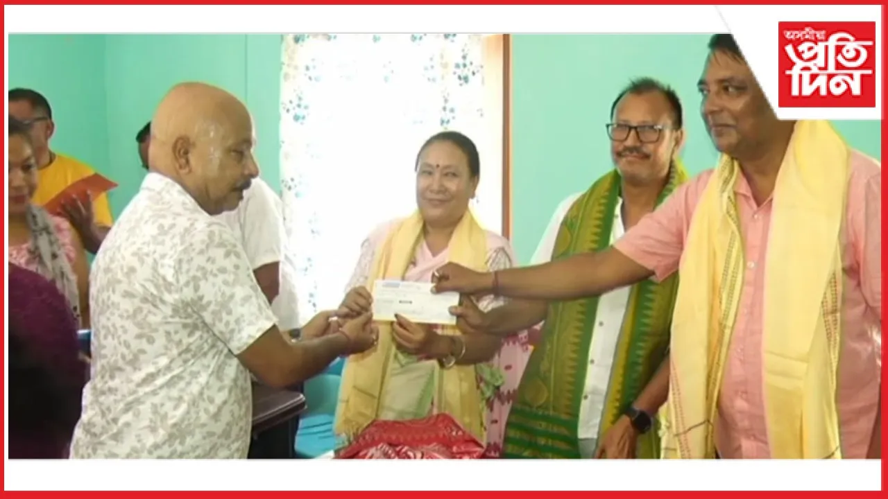 কোকৰাঝাৰৰ ৫২ খন দুৰ্গা পূজা কমিটিলৈ বিটিআৰ চৰকাৰৰ আৰ্থিক অনুদানৰ চেক প্ৰদান