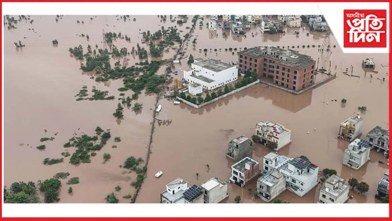 বানপানীৰ ফলত উন্মুক্ত ভাৰত-পাক সীমান্তঃবানপানীয়ে উটুৱাই নিলে ৩০ কিলোমিটাৰৰ কাঁইটীয়া বেৰ...