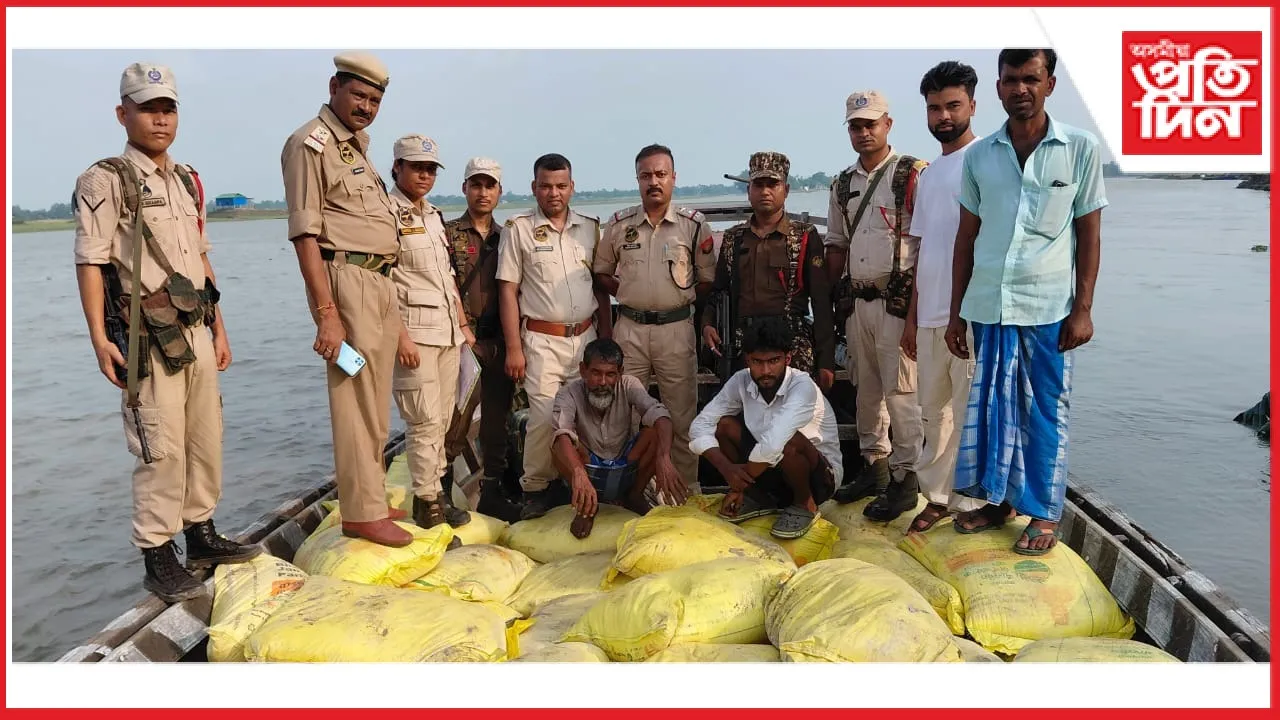 ধুবুৰীত নদী পথেৰে ইউৰিয়া সাৰৰ ক’লা বেহাঃ ইউৰিয়া ভৰ্তি নাওসহ দুজনক আটক
