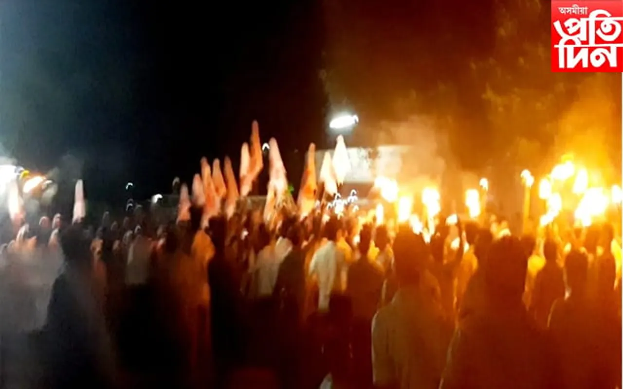 সাৰ কাৰখানা বিক্ৰী বিৰোধিতাৰে আছুৰ প্ৰতিবাদ: বাধা আৰক্ষী,অৰ্ধ সামৰিক বাহিনীৰ
