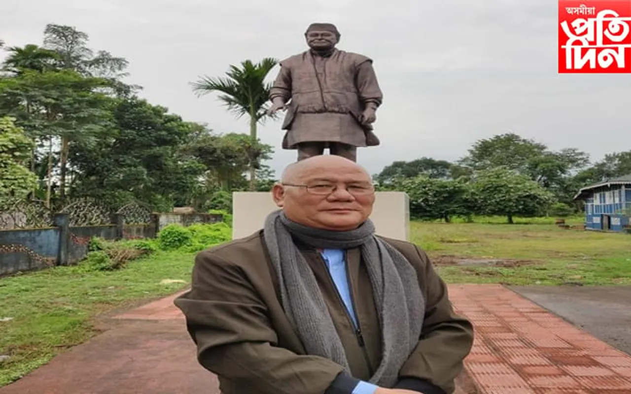বিশিষ্ট সাহিত্যিক য়েছে দৰজে ঠংচিলৈ আনন্দৰাম ঢেকিয়াল ফুকন বঁটা...
