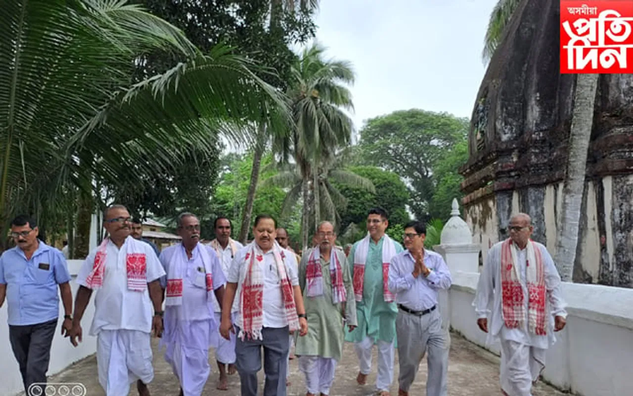 ছমৰীয়া সত্ৰত সেৱা ল'লে আৰক্ষী সঞ্চালক প্ৰধান ভাস্কৰজ্যোতি মহন্তই...