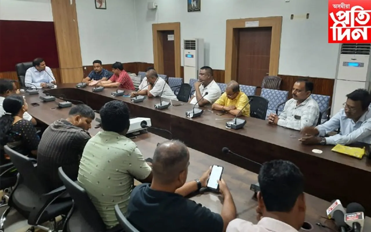 গোলাঘাটৰ বিভিন্ন সমস্যা সন্দৰ্ভত সাংবাদিকৰ সৈতে আলোচনা উপায়ুক্তৰ