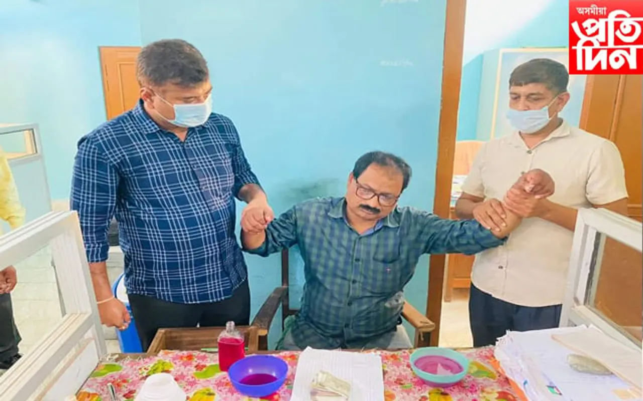 
ঘোচ লৈ হাতে-লোটে ধৰা পৰিল লাট মণ্ডল...