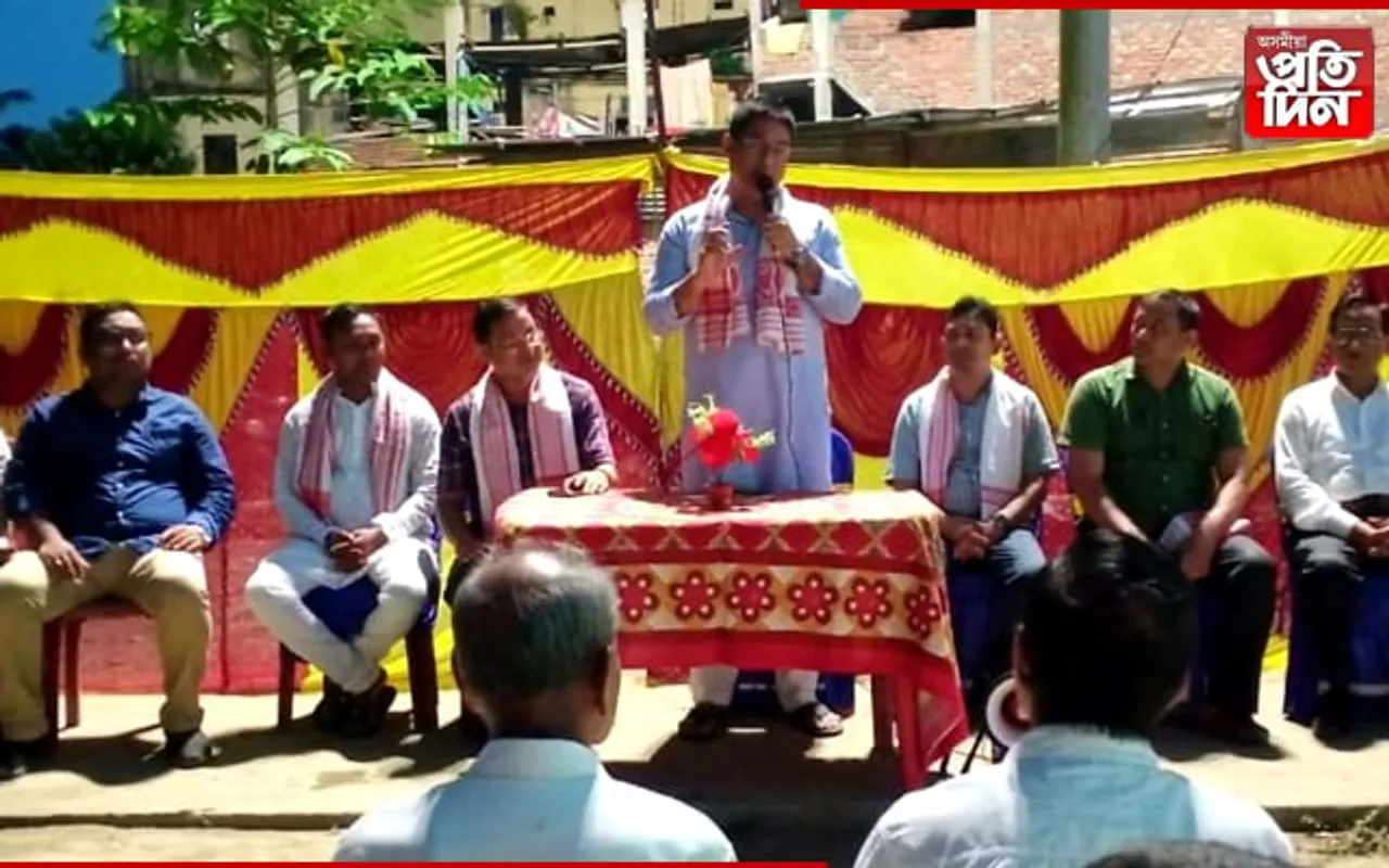ঢকুৱাখনা সদৰত সাংসদ প্ৰদান বৰুৱাৰ ট্ৰেফিক চিগনেল উদ্ধোধন 
