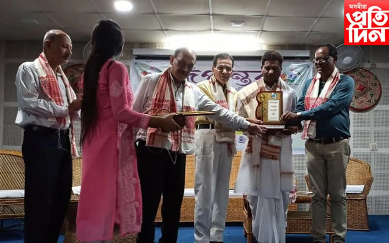 শ্ৰীমন্ত শংকৰদেৱ সংঘৰ প্ৰধান সম্পাদক বাবুল বৰালৈ সমন্বয় সংহতি বঁটা... 
