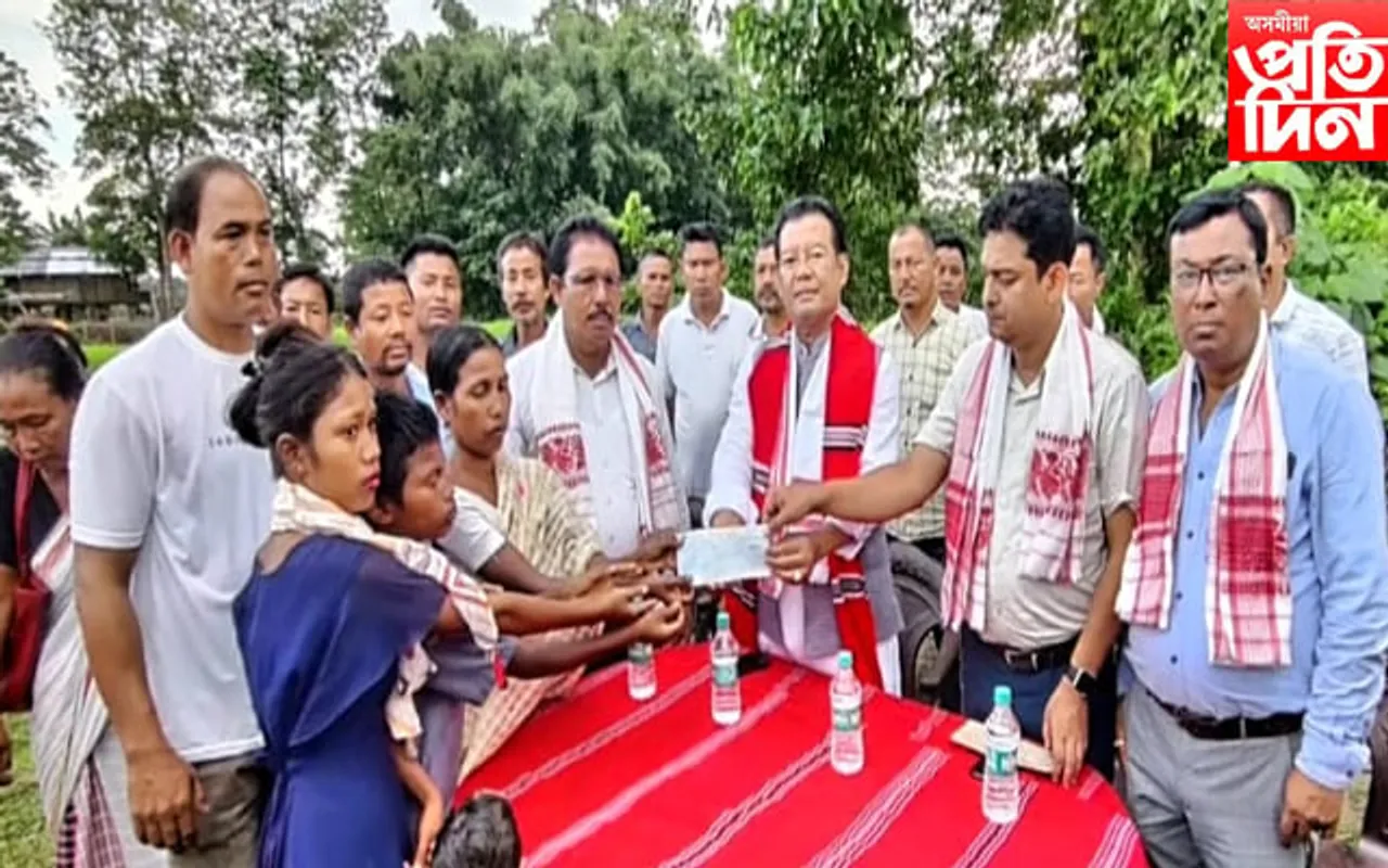 পানীত পৰি অকাল মৃত্যুক সাৱটি লোৱা ব্যক্তিৰ পৰিয়াললৈ এককালীন সাহায্য বিধায়ক নৱ দলেৰ...
