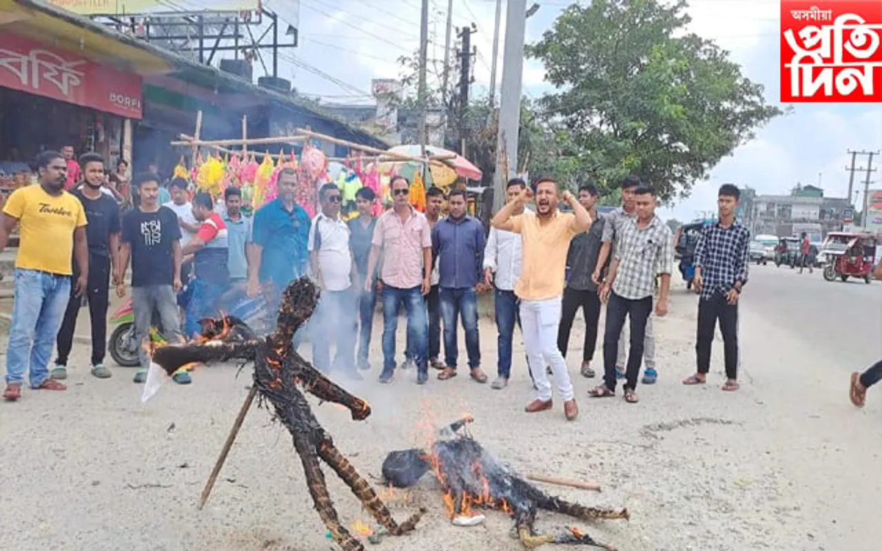 টাই আহোমক জনজাতিকৰণ নকৰা প্ৰতিবাদত প্ৰধানমন্ত্ৰী আৰু মুখ্যমন্ত্ৰীৰ পূত্তলিকা দাহ