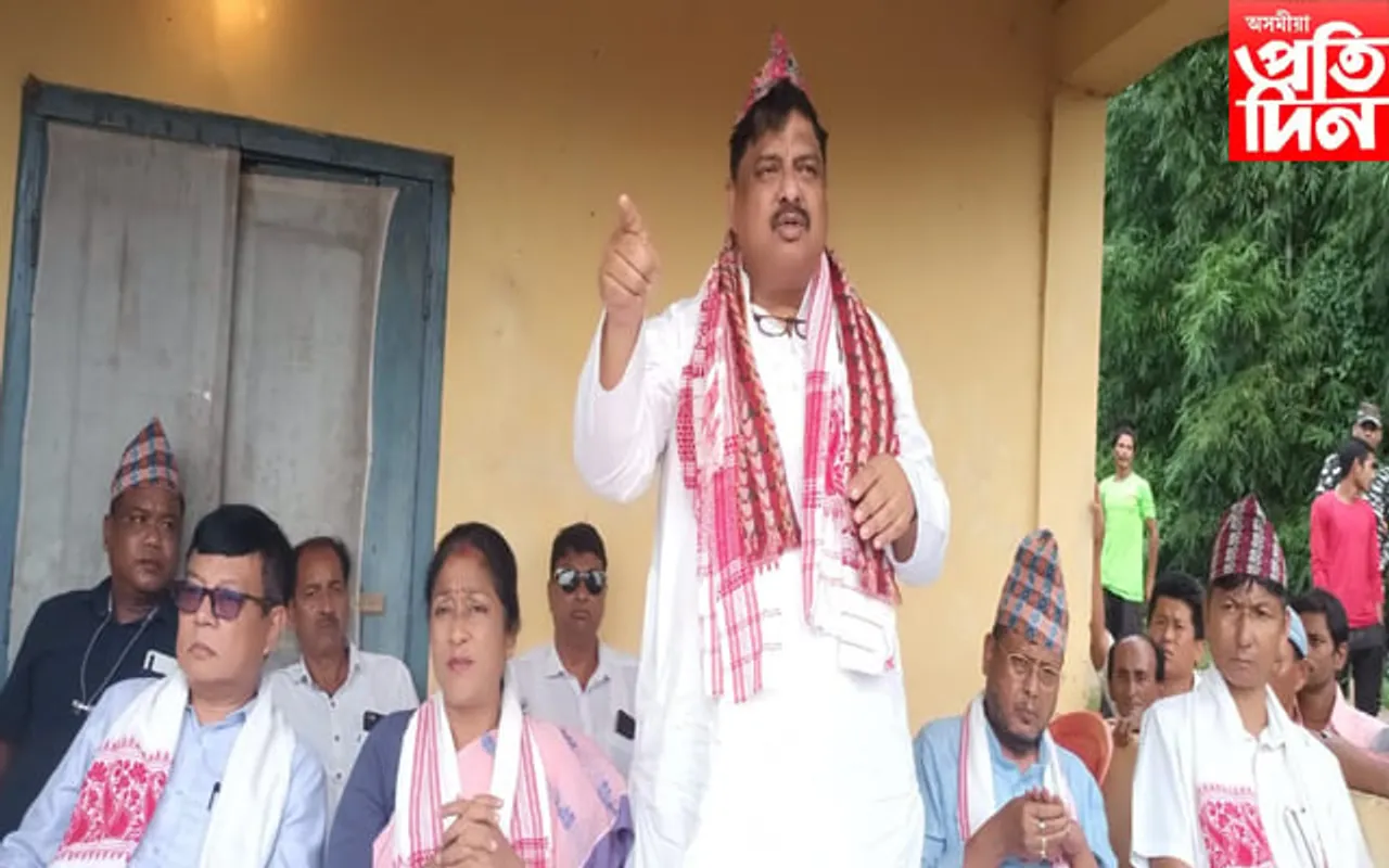লাম্পিত দেৱব্ৰত শইকীয়া সহ কংগ্ৰেছৰ ৭ জনীয়া দল...