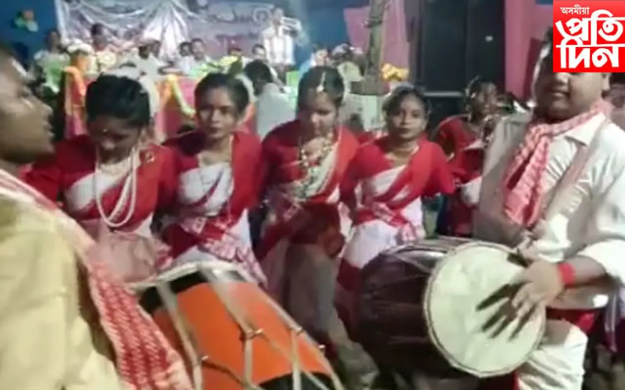 মাদলৰ তালে তালে ঝুমুৰ নাচি মথুৰাপুৰত  কৰম পৰৱ পালন...

