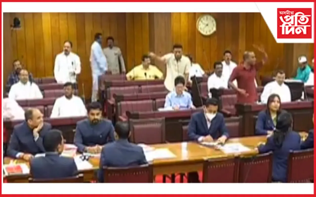উত্তাল বিধানসভাৰ চৌহদ : অধ্যক্ষৰ ভূমিকাত অসন্তুষ্ট হৈ কংগ্রেছৰ সদন ত্যাগ...