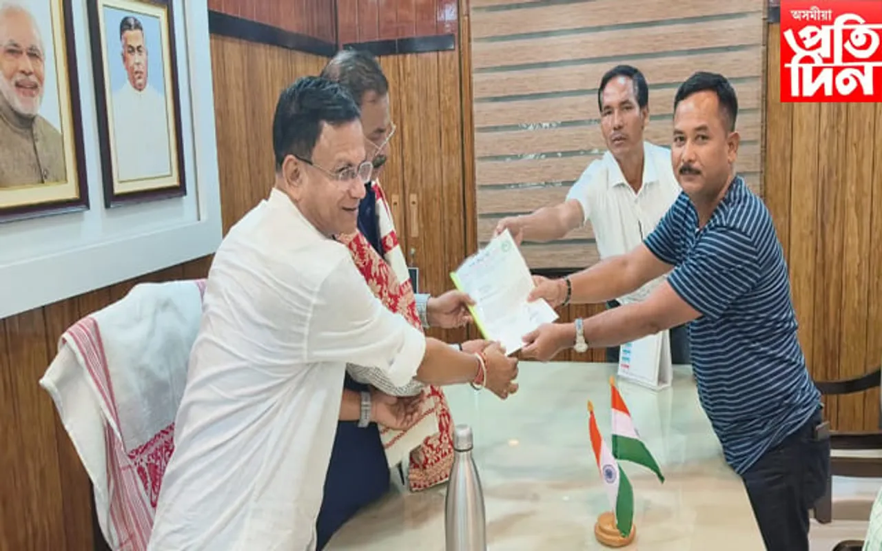 বকোত পূৰ্ণাঙ্গ ক্ৰীড়াক্ষেত্ৰ নিৰ্মাণৰ দাবীত স্মাৰকপত্ৰ প্ৰদান...
