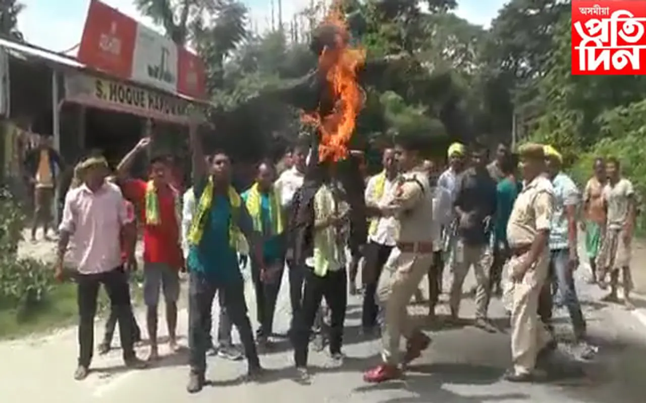 জনজাতিকৰণৰ পৰা অসমৰ ৬ জনগোষ্ঠীক বঞ্চিত কৰাৰ পিছতে জ্বলিছে ৰাজ্য...