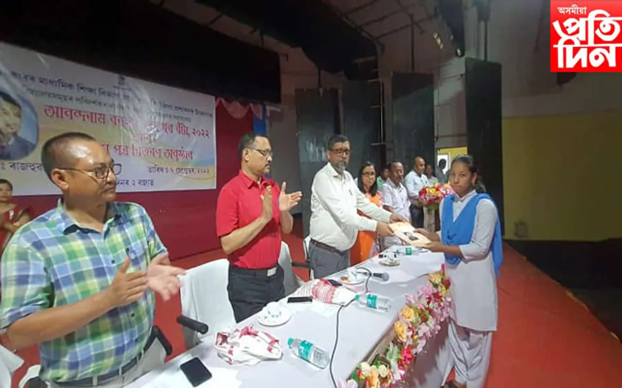 ধেমাজিত ৬০১ জনক আনন্দৰাম বৰুৱা বঁটা আৰু মানপত্ৰ প্ৰদান...