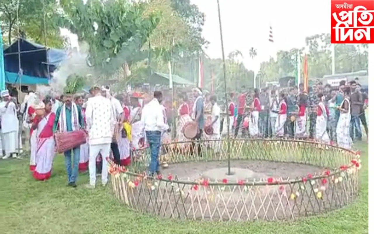 বাক্সাত কৰম উৎসৱ উদযাপন
