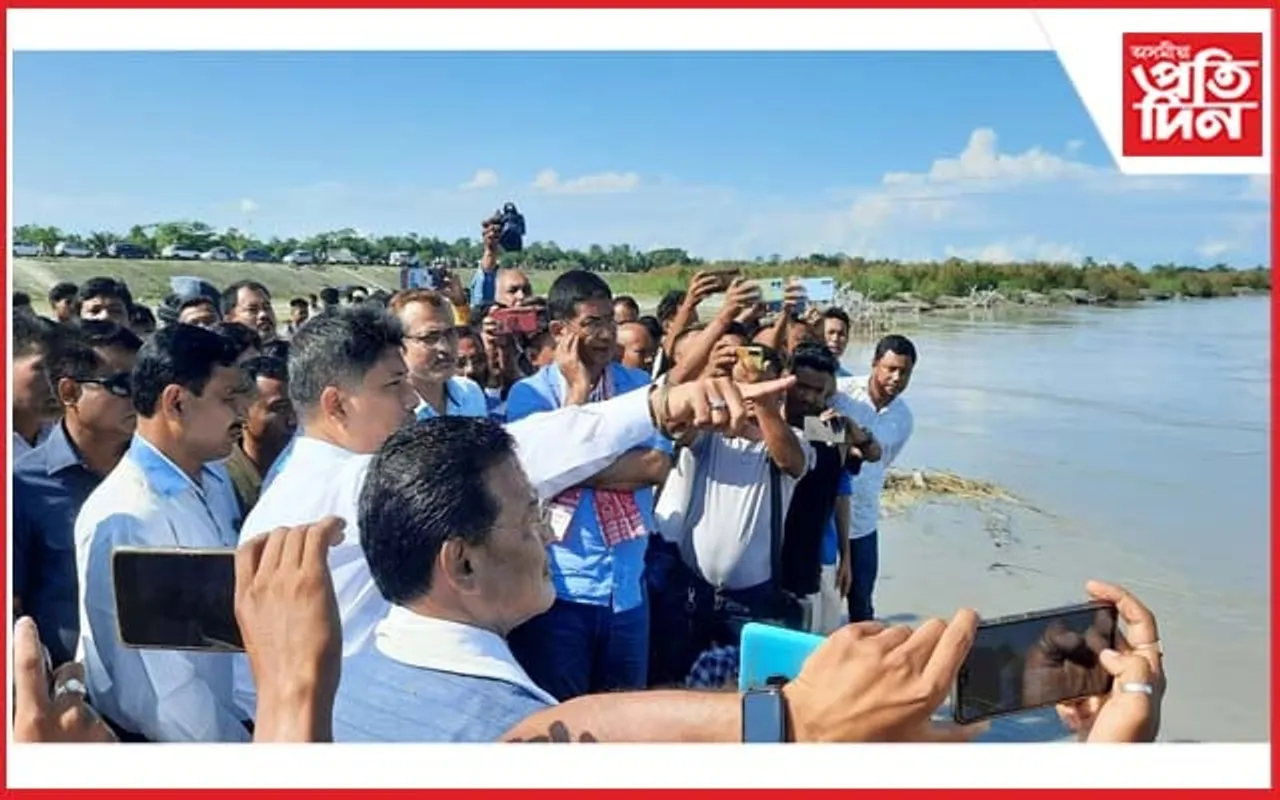 ঢকুৱাখনাৰ ব্ৰহ্মপুত্ৰৰ খহনীয়া পৰিদর্শন মন্ত্ৰী পীযুষ হাজৰিকাৰ... 