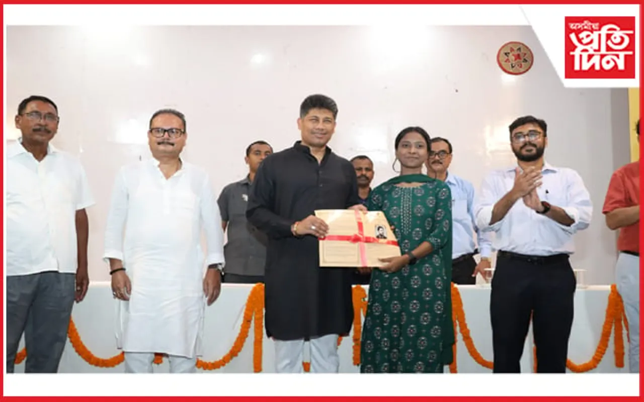 নগাঁৱত আনন্দৰাম বৰুৱা বঁটা প্ৰদান অনুষ্ঠানত মন্ত্ৰী পীযুষ হাজৰিকা
