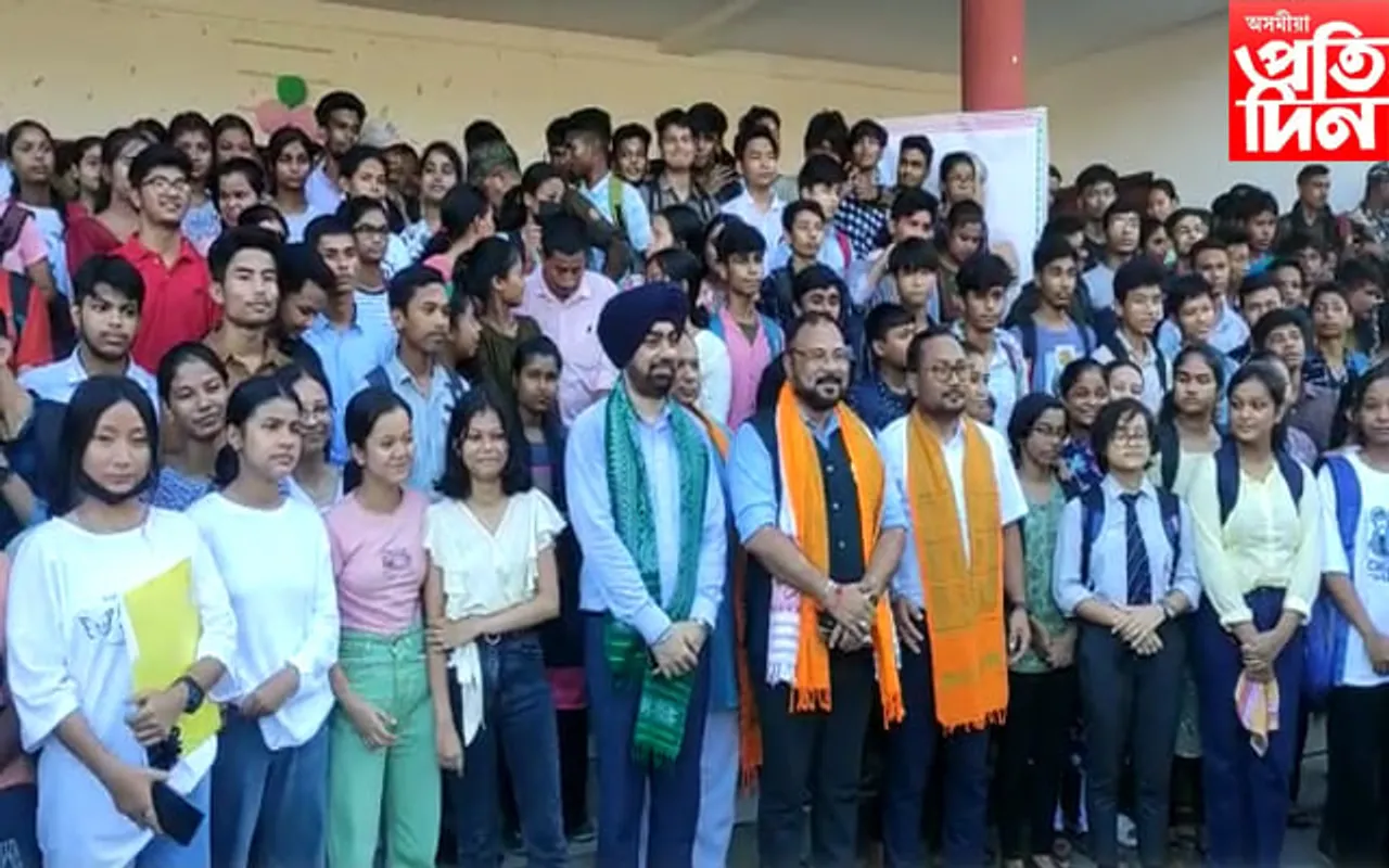 ওদালগুৰিত কৃতি ছাত্ৰ-ছাত্ৰীলৈ আনন্দ ৰাম বৰুৱা বটাঁ প্ৰদান...