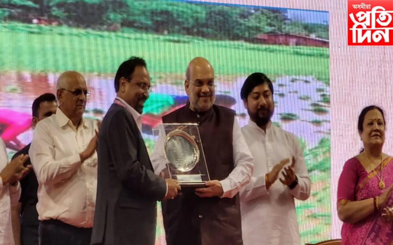 হিন্দী দিৱসত গৃহমন্ত্ৰী অমিত শ্বাহৰ পৰা পুৰস্কাৰ গ্ৰহণ কৰিলে শিৱ প্ৰসাদ মহান্তিয়ে...