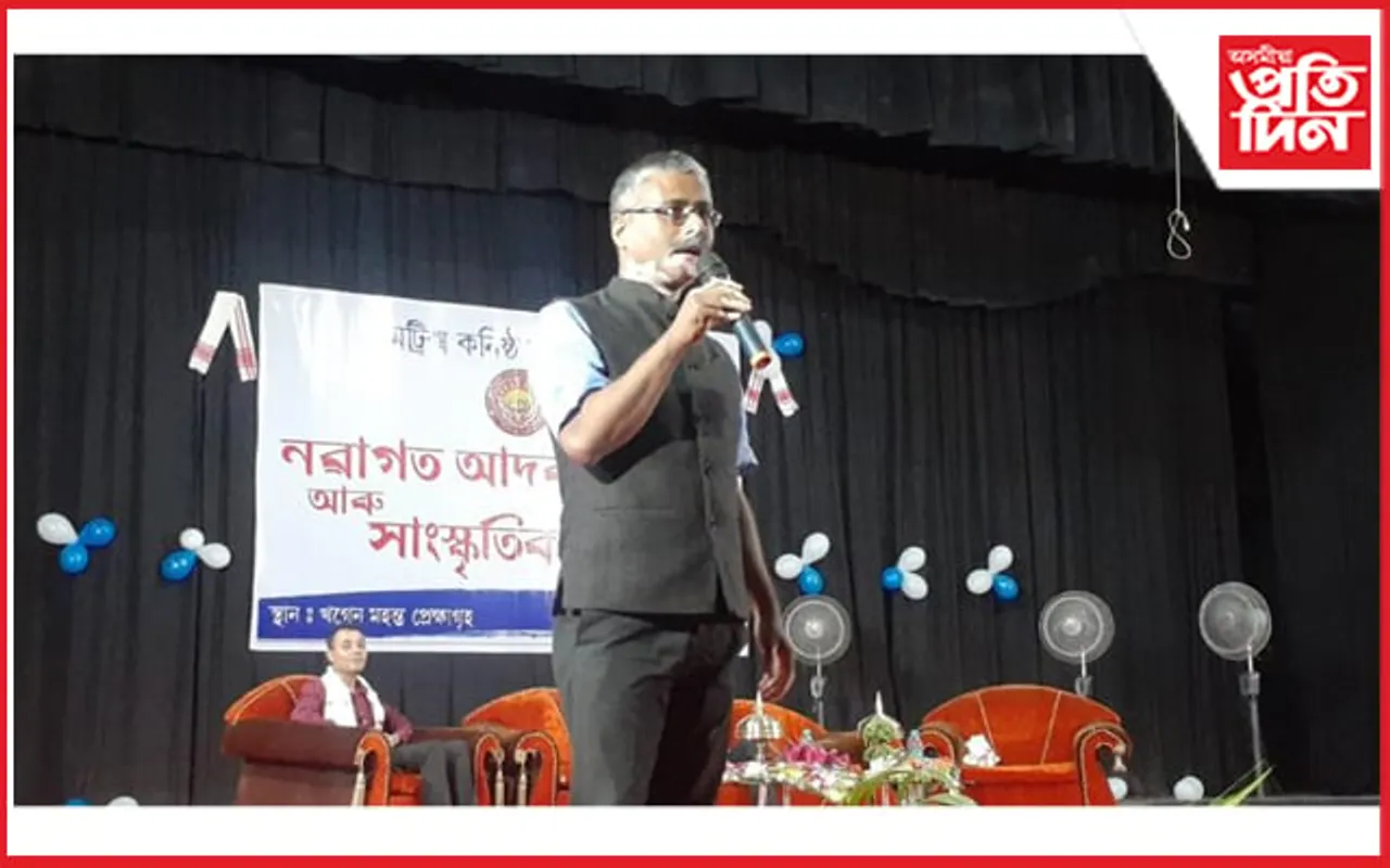 'জীৱনত আগবাঢ়ি যাবলৈ সাহস, সপোন আৰু সততা লাগিব'- ছাত্ৰ-ছাত্ৰীক জীৱন গঢ়াৰ পাঠ দিলে ময়ূৰ বৰাই...
