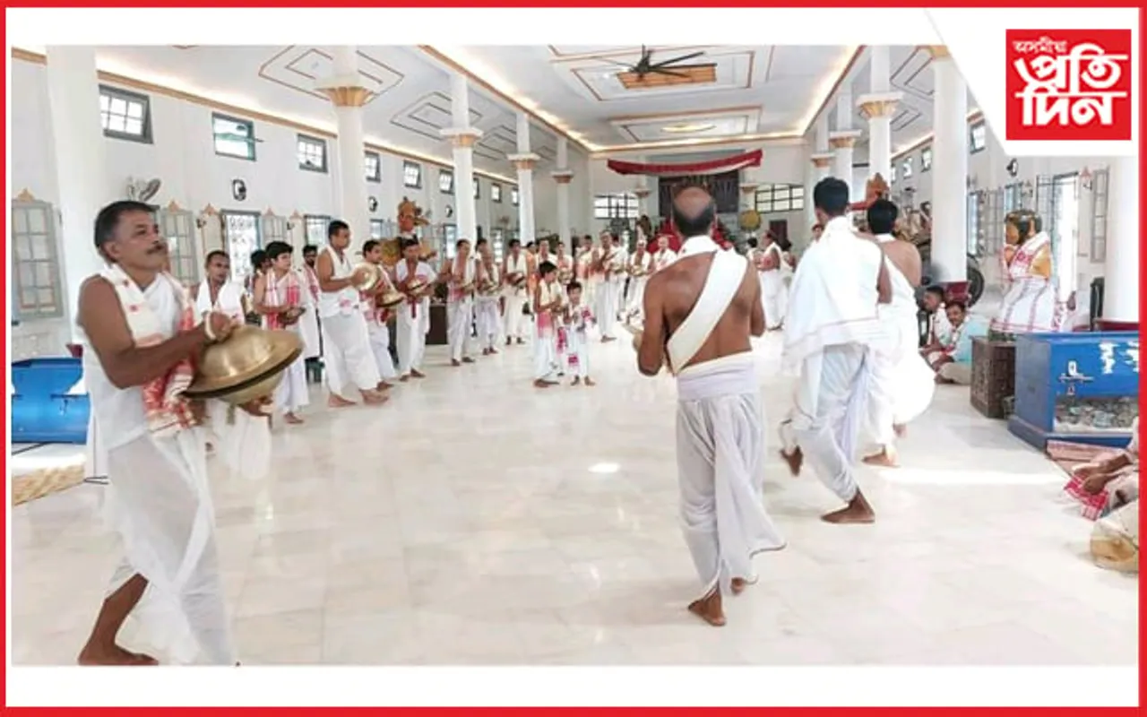ভকত-বৈষ্ণৱৰ হাতে হাতে তাল লৈ পৰিবেশন কৰা ঘোষা কীৰ্তনৰ নান্দনিক পৰিবেশত উখল মাখল বটদ্ৰৱা থান...