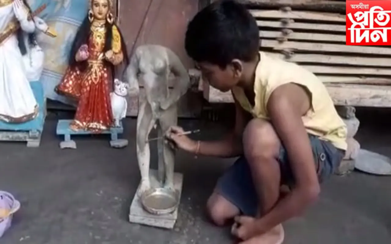 দৰঙৰ সপ্তম শ্ৰেণীৰ ছাত্রই  সাজি উলিয়ালে   বিশ্বকৰ্মাৰ মূৰ্তি