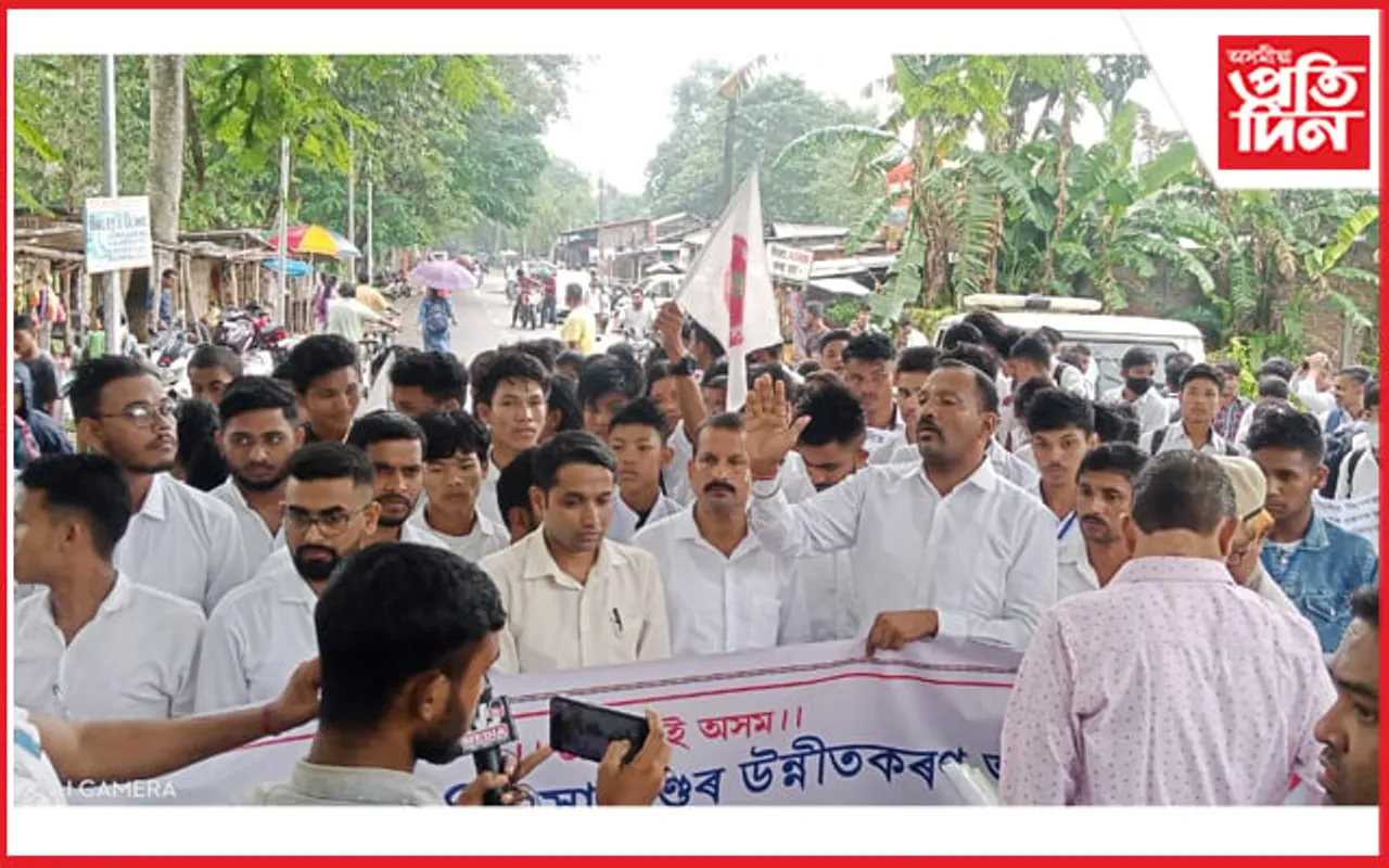 মাজুলীত চিকিৎসা মহাবিদ্যালয় স্থাপনৰ দাবী আৰু তেস্বিতাৰ মৃত্যুৰ তদন্তৰ দাবীৰে আছুৰ প্ৰতিবাদ...