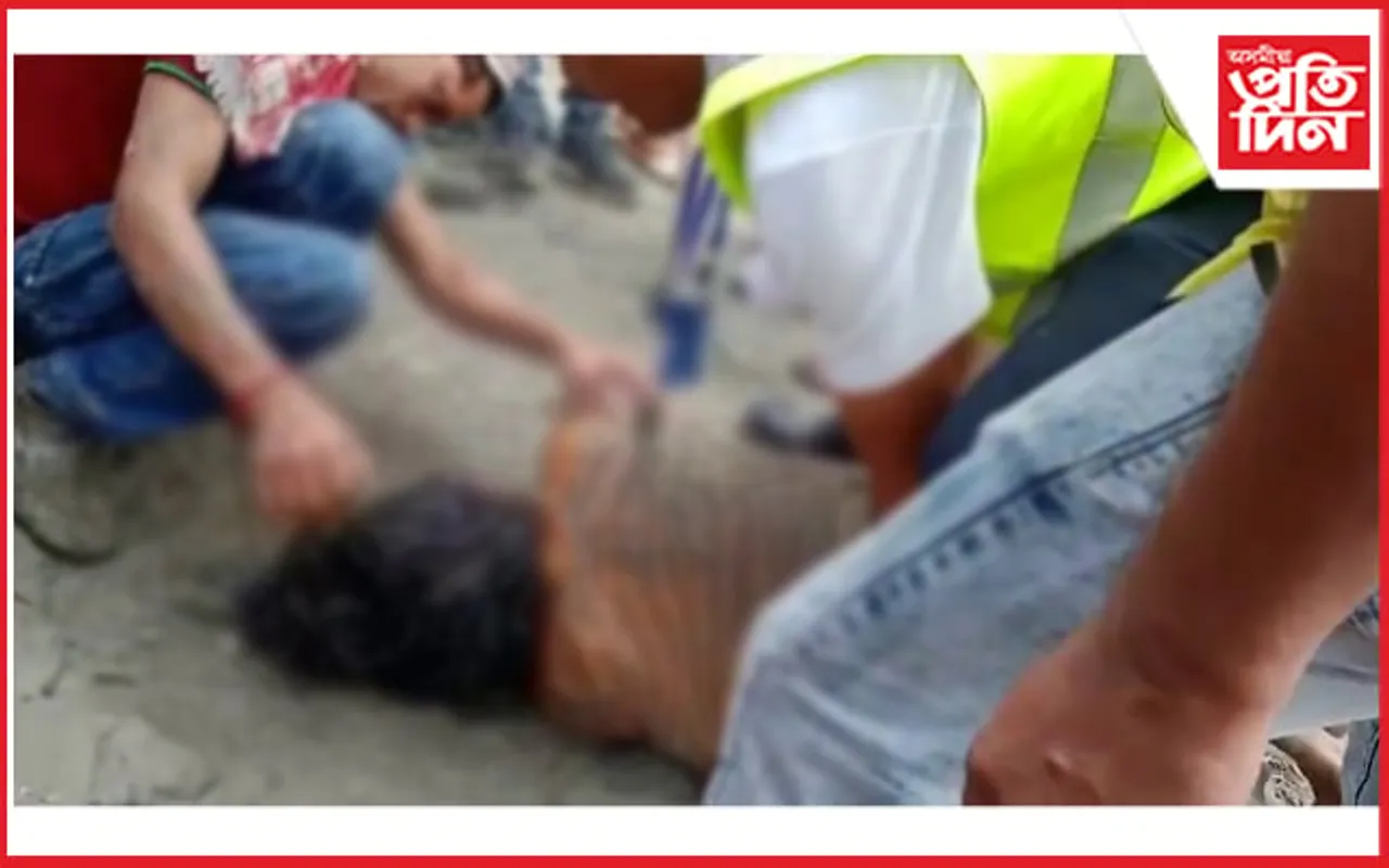 গুৱাহাটীত দেৱী বিসৰ্জনৰ সময়ত অথন্তৰঃ ব্ৰহ্মপুত্ৰত পিছলি পৰিল মহিলা...