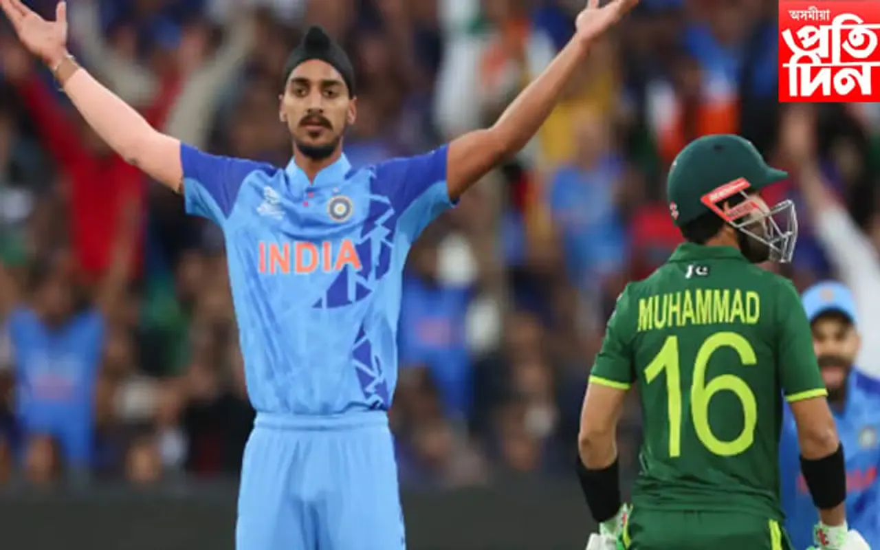 এমাহ পূৰ্বে খালিস্তানী বুলি পৰিচয় পোৱা অৰ্শ্বদীপ সিঙৰ সন্মুখত নতশিৰ পাকিস্তানৰ বাবৰ আজম আৰু মহম্মদ ৰিজৱান