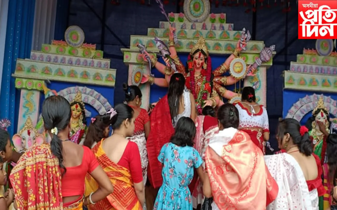 দেৱী দুৰ্গাৰ প্ৰতিমূৰ্তি বিসৰ্জনৰ বাবে সাজু হৈ উঠিছে ধুবুৰী...