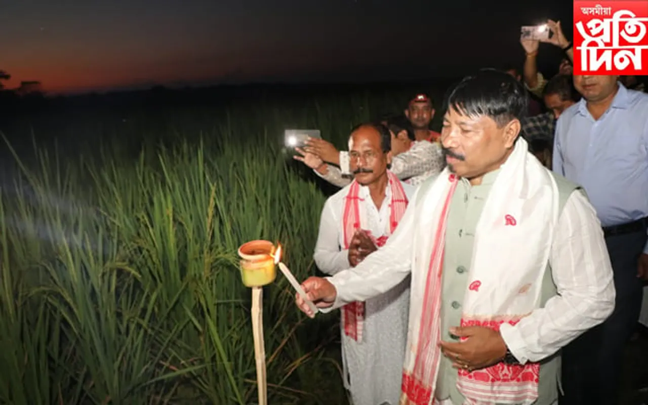 কাতি বিহুৰ বন্তিৰ আলোকেৰে জিলিকিছে মহুৰা পথাৰ...