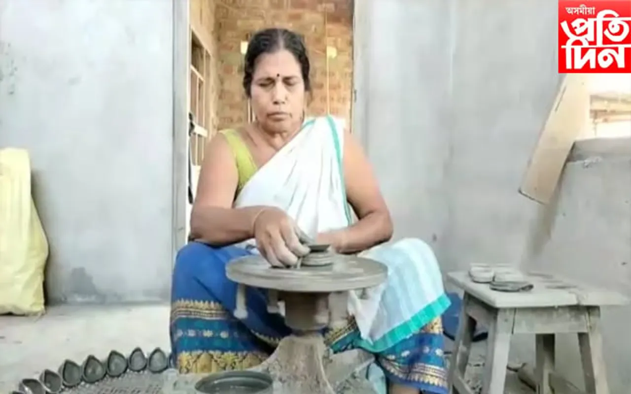 হাজোত ৮০ হাজাৰ চাকি নিৰ্মাণ কৰি চৰ্চাত এগৰাকী ৬০ উৰ্ধৰ মহিলা...