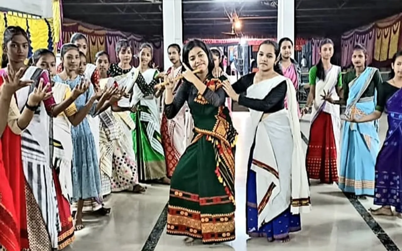 শ্ৰী কৃষ্ণৰ ৰাস লীলাৰ অনুশীলনৰ ছন্দোময়তাত বিধৌত ঢকুৱাখনাৰ আকাশ বতাহ...